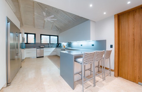 Vivero Villa | Luxury Villa: 6 Rooms, 12 Pax, Infinity Pool, Hot Tub, Staff, Close to the Beach