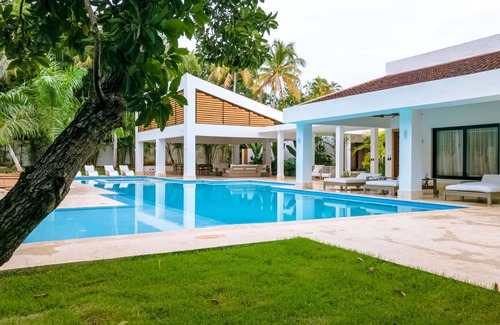 Vivero Villa | Luxury Villa: 6 Rooms, 12 Pax, Infinity Pool, Hot Tub, Staff, Close to the Beach