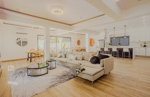 Playa Chiquita Villa | Mara Dulce - Luxury 5-bedroom Villa - Modern, Spacious & Cozy
