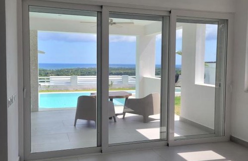 Las Terrenas House | Rooms with shared bathroom in villa with infinity pool and seaview