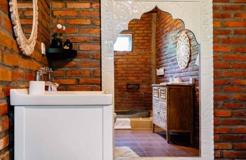 Celuk Bed & Breakfast | Rose luxury tropical eden forest view