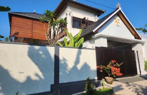 Lovina Bed & Breakfast | Rumah Kanyuru