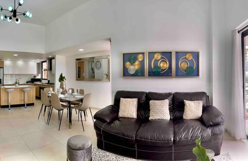 Viejo Arroyo Hondo Apartment | Stunning 2BR Condo, Gym, Pool