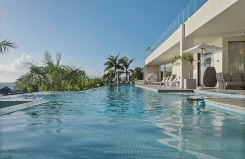 El Limon Villa | Stunning 5 BR Beach House With Infinity Pool, Personal Butler, Chef and Helipad