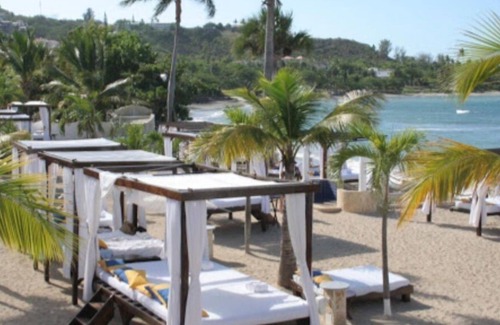 Los Maestros Apartment | SunSplashed Fun In A Tropical Island Beach Resort