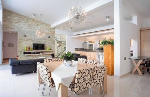 La Mulata Villa | V11 Casa Vista del Caribe · Caribbean-style with 2-level pool & large garden