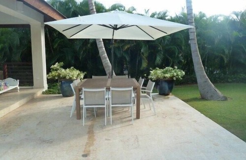 La Romana House | WALKING DISTANCE TO THE BEACH. Spacious 6-bedroom villa on the golf course