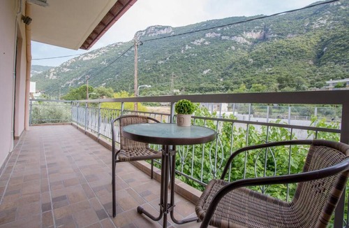 Kamena Vourla Apartment | Ευρύχωρο διαμέρισμα οροφου στα Καμένα Βούρλα (Β4)