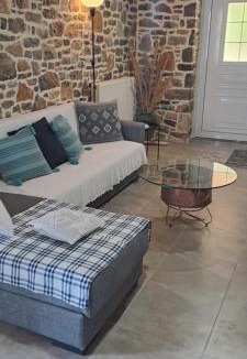 Kymi-Aliveri House | Πέτρινο Αλώνι