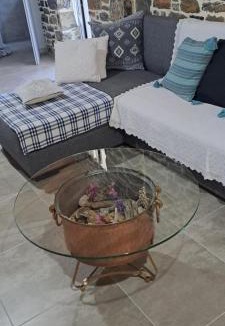 Kymi-Aliveri House | Πέτρινο Αλώνι