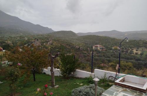 Stratoni House | Σπίτι στο βουνό αλλά μια ανάσα από τη θάλασσα