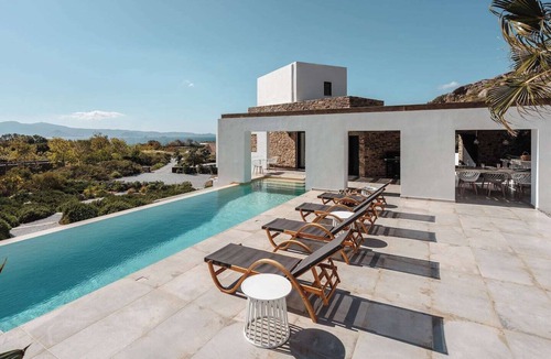 Maragas Villa | 2 minutes walk from Plaka Beach, jacuzzi and infinity pool