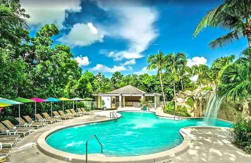 Rock Harbor Hotel | 2 Partial Waterfront King Room Near Shoreline