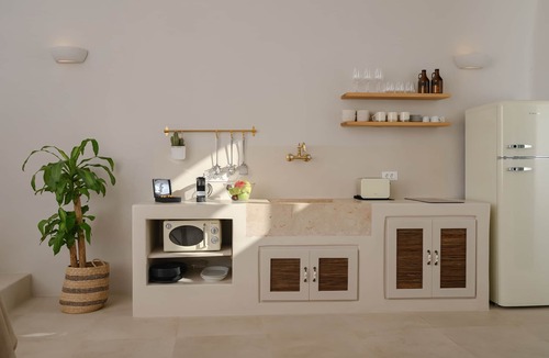 Megalochori Hotel | 3 bedroom Family Cave Apartment with terrace, by Element Suites