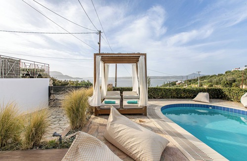 Plaka Villa | 300mt to Restaurants & Supermarkets *1km to Beach*Gym