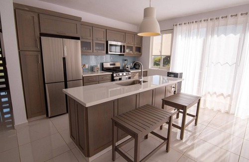 La Mulata Villa | 3BD/3BTH guest-friendly villa, free bus, pool/waterpark/WiFi/cable TV/BBQ!
