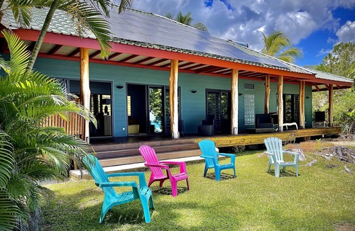 Maharepa Villa | 3BR 3BA private beach Villa w/kayaks +1-acre-tropical garden