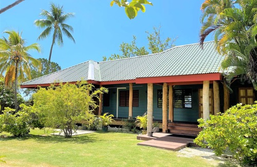 Maharepa Villa | 3BR 3BA private beach Villa w/kayaks +1-acre-tropical garden