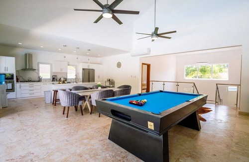 Urbanizacion Tavarez Villa | 4-bedroom, 4-bathroom villa, private pool/parking/billiard/BBQ, near everything