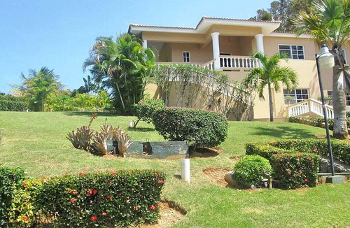 Urbanizacion Tavarez Villa | 4BD inexpensive guest-friendly villa with pool in central Sosua, low downpayment