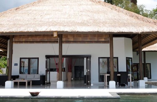 Umeanyar Villa | 4BR Tropical Villa right on the Beach