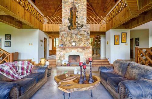 La Vega Province Villa | ®4BR{Wood~Mountain~Villa} @Jarabacoa Heated Pool