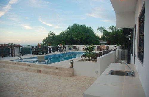 Los Cerros Villa | 5BD villa on top of the hill with sea views, pool/Wi-Fi/cable TV/parking