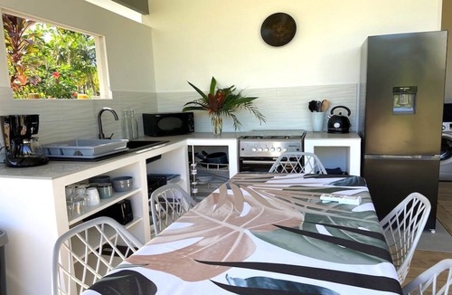Tiahura House | A fully equipped modern bungalow in Moorea with a shared pool close to the sea