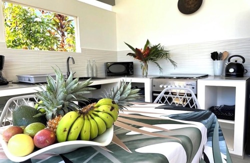 Tiahura House | A fully equipped modern bungalow in Moorea with a shared pool close to the sea
