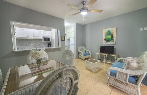 ProCab Apartment | A short walk to shop and beach, lovely Ground-floor condo with pool
