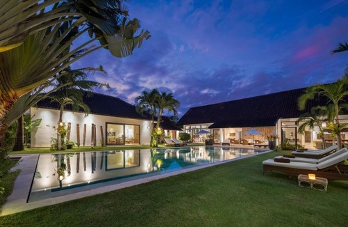 Umalas Villa | Abaca Iluh 6 BR - Luxury in the heart of Seminyak