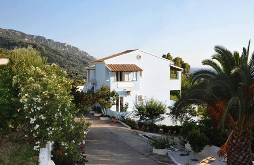 Agios Georgios Pagon Apartment | Agios Georgios - 2 Beds - Sleeps 4 - Free Parking