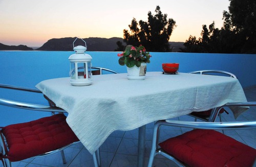 Agios Georgios Pagon Apartment | Agios Georgios - 2 Beds - Sleeps 4 - Free Parking