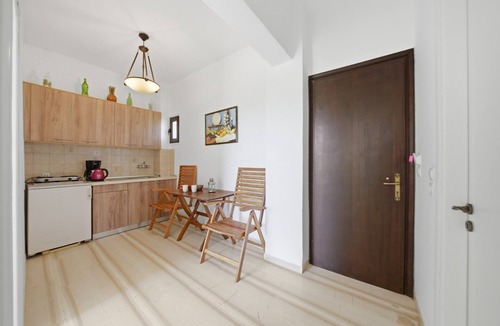 Melikia Apartment | Alexandra Apartment 1 Holiday Home with Balcony & Wi-Fi