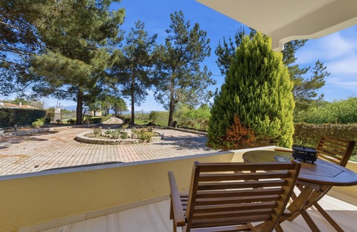 Melikia Apartment | Alexandra Apartment 1 Holiday Home with Balcony & Wi-Fi