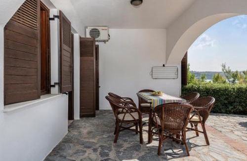 Livadi Apartment | Alianthos Suites