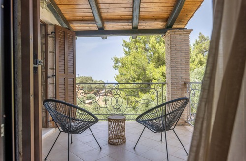 Akrotiri Villa | Aliki Villa - Country house with private swimming pool and view