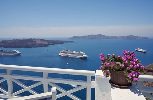 Fira Apartment | Amphitheater Cave Houses