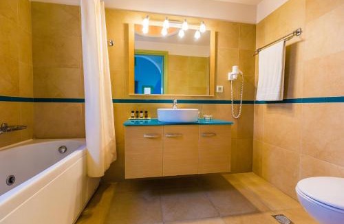 Kamari Hotel | Anassa Deluxe Suites
