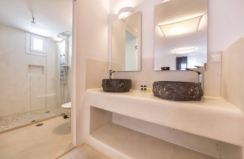 Nea Cryssi Akti Hotel | Anna Platanou Suites