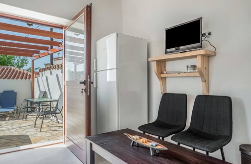 Kithira Apartment | Apartment 'Angel’s Studio' with Shared Terrace, Wi-Fi and Air Conditioning