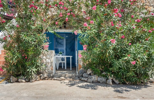 Mirties Apartment | Apartment 'D E D' with Sea View, Private Terrace and Wi-Fi