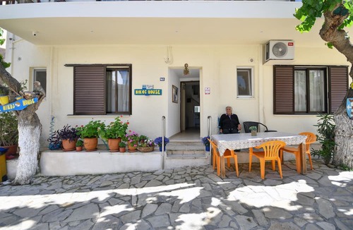 Mirtos Apartment | Apartment 'Deluxe Corner No 3' with Sea View, Wi-Fi and Air Conditioning