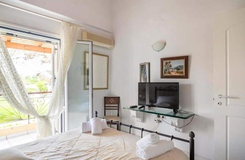 Ag. Georgios Apartment | Apartment 'Fedra Two-Bedroom Bungalow' with Shared Pool, Wi-Fi and Air Conditioning