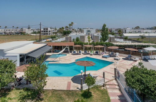 Tingaki Apartment | Apartment 'Golden Sun Two-bedroom Apt 2' with Sea View, Shared Pool and Wi-Fi