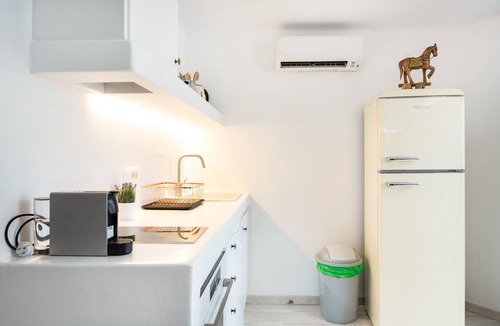 Milos Apartment | Apartment 'Lavender' with Sea View, Wi-Fi and Air Conditioning