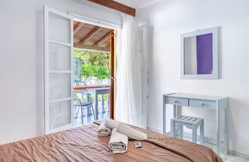 Marathias Apartment | Apartment 'Maltas' with Shared Terrace, Wi-Fi and Air Conditioning
