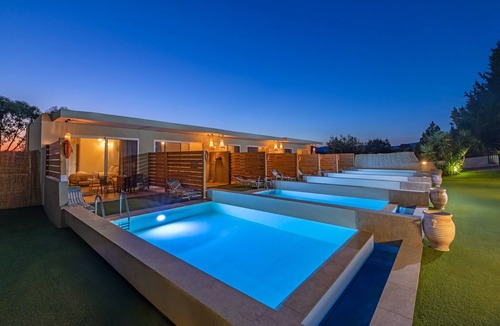 Archangelos Apartment | Apartment 'Mb Luxury Suites Charaki No 6' with Private Pool, Wi-Fi and Air Conditioning