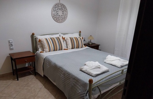 Menidion Apartment | Apartment 'Menidi' with Sea View, Wi-Fi and Air Conditioning