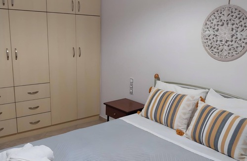 Menidion Apartment | Apartment 'Menidi' with Sea View, Wi-Fi and Air Conditioning